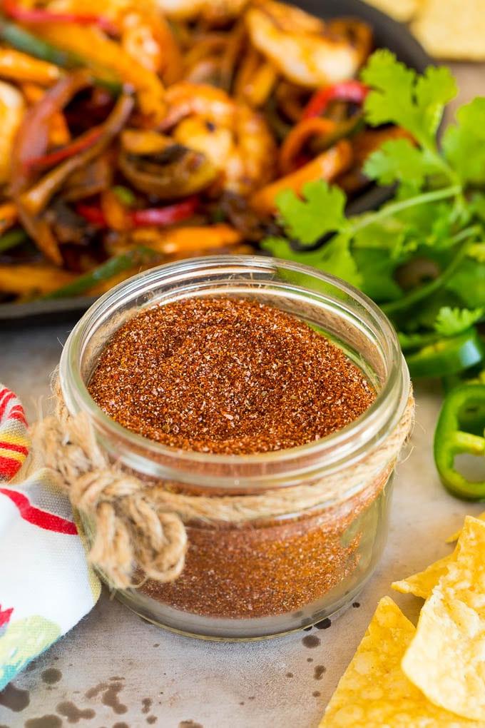 Fajita Gewürzmischung Rezept 2 Frisch zubereitete hausgemachte Fajita-Gewürzmischung in einer Schale