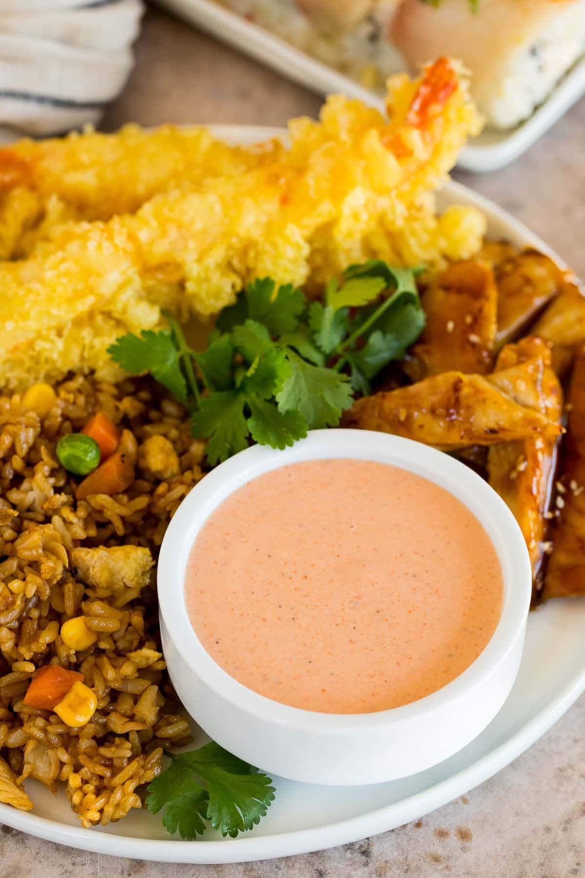 Yum Yum Sauce Rezept 2 Eine Schale Yum Yum Sauce, serviert mit gebratenem Reis, Hähnchen und Tempura-Garnelen.