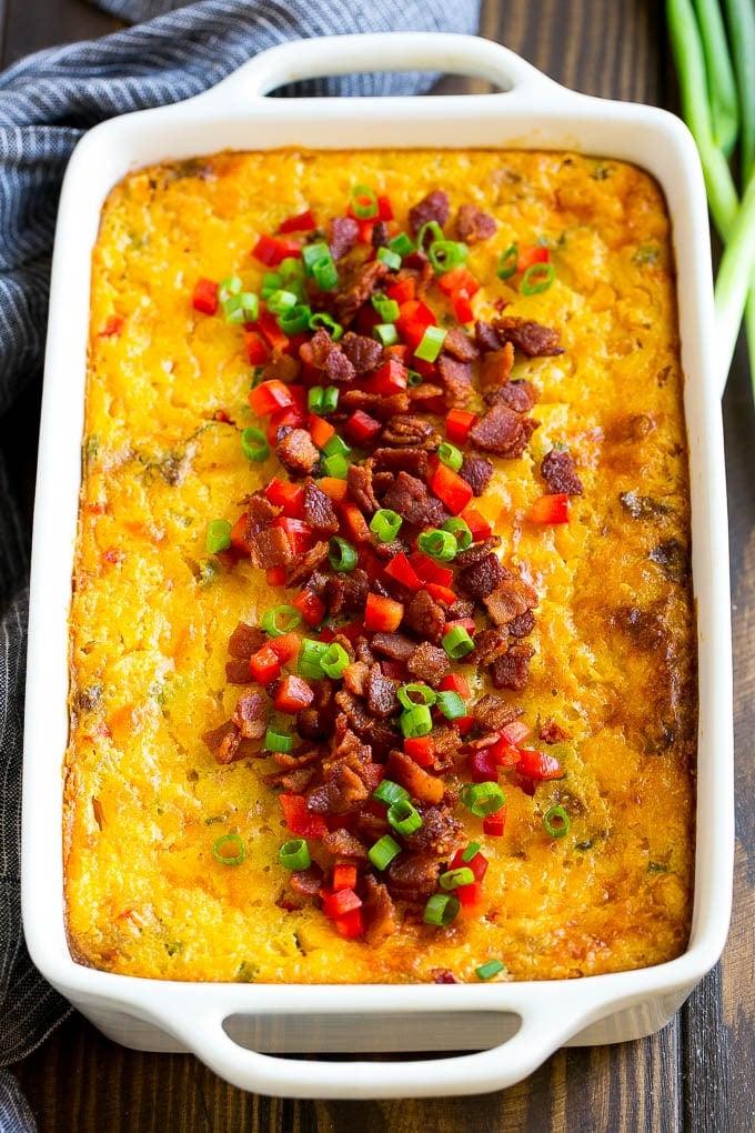 Gefüllter Maisauflauf Rezept | Einfacher Maisauflauf | Speck Maisauflauf | Maispudding #mais #auflauf #speck #käse #beilage #thanksgiving #abendessen #abendessenimzoo Ein Maisauflauf, verfeinert mit knusprigem Speck, roten Paprikawürfeln und grünen Frühlingszwiebeln.