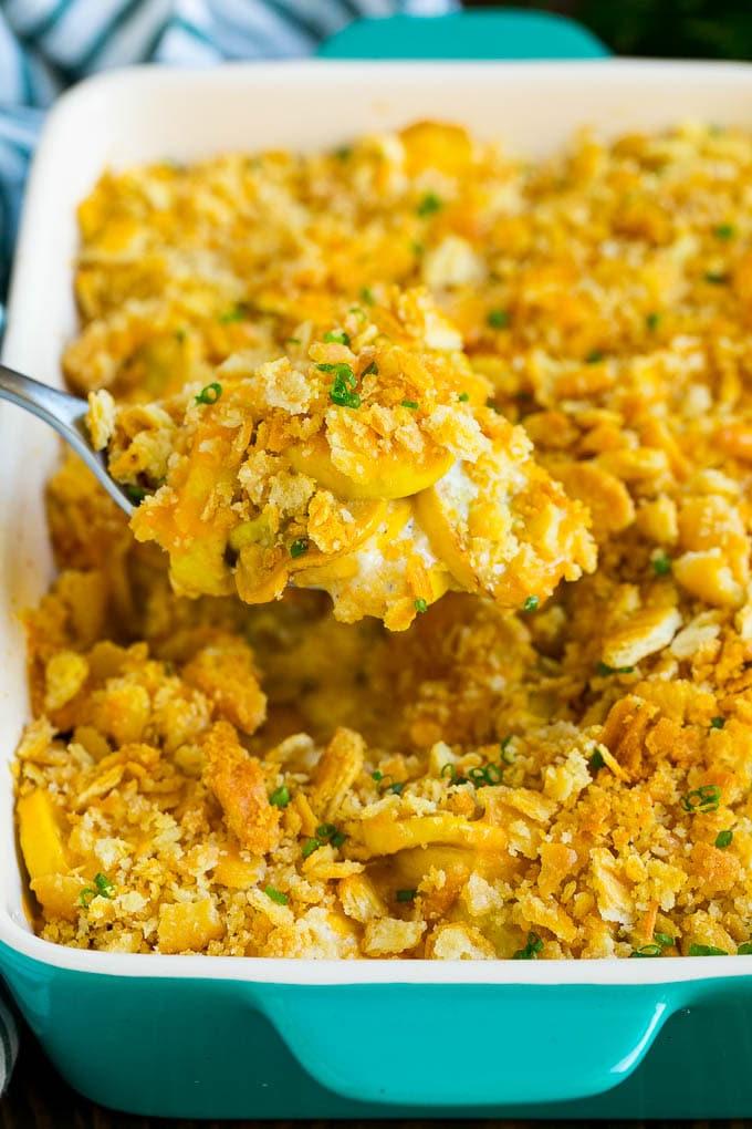 Kürbisauflauf Rezept | Gemüseauflauf | Zucchini Auflauf #auflauf #kürbis #zucchini #käse #beilage #abendessenimzoo Ein Löffel serviert eine Portion käsiger Kürbisauflauf.