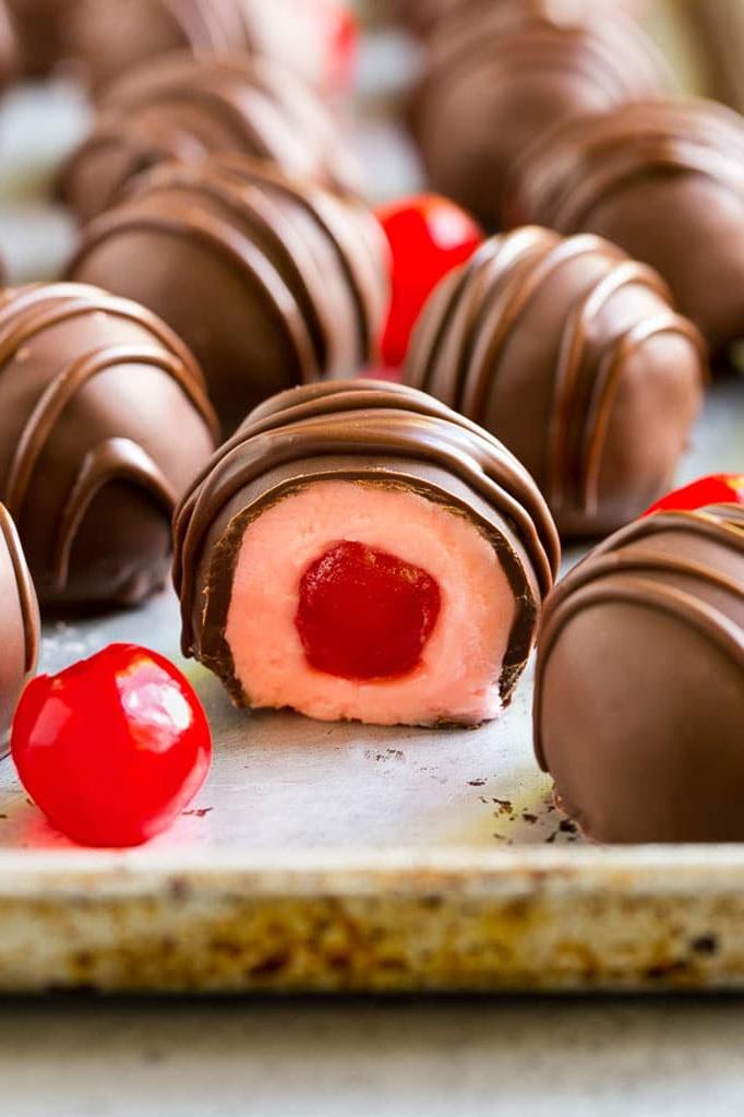 Schokolierte Kirschen Rezept | Kirsch-Pralinen | Kirsch-Bonbons #schokolade #süßigkeiten #dessert #kirsche #sweets #ahurt Dunkler Schokolade getauchte, schokolierte Kirschen mit dekorativem Schokoladenüberzug.