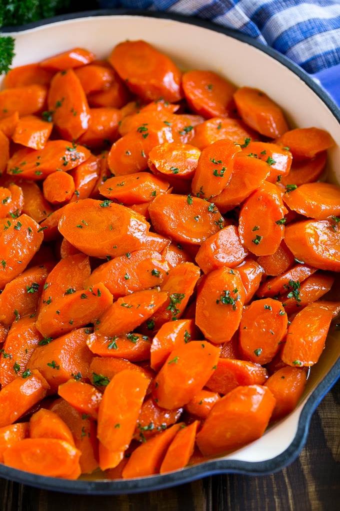 Rezept für Glasierte Karotten | Brauner Zucker Karotten | Karottenbeilage #Karotten #braunerZucker #Beilage #glutenfrei #Thanksgiving #Herbst #Abendessen #ahurt Ein Topf voll glasierter Karotten mit brauner Zucker- und Buttersauce.