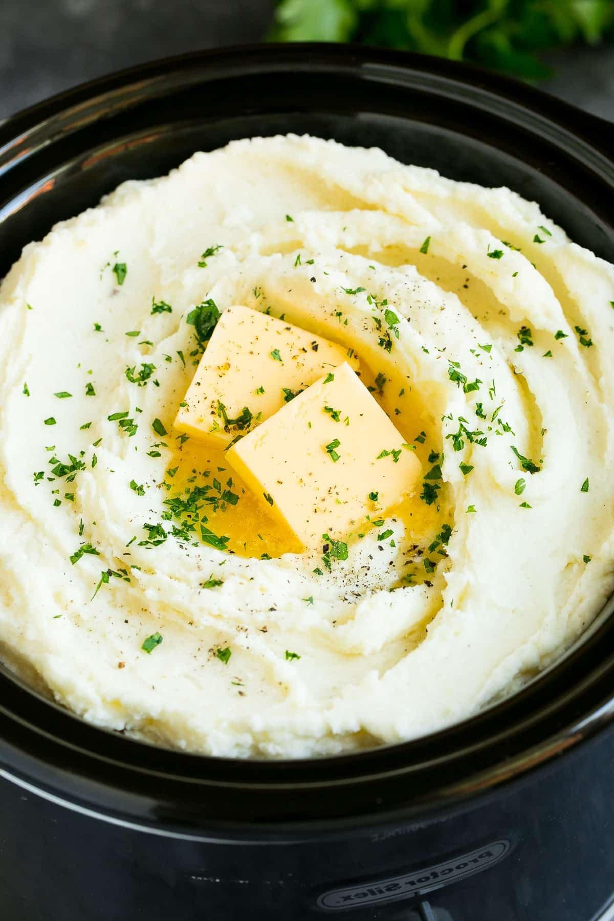 Kartoffelpüree aus dem Schongarer 2 Slow Cooker Kartoffelpüree, garniert mit Butter und Petersilie.