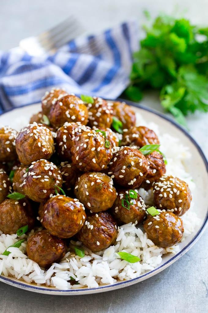 Teriyaki Hackbällchen Rezept | Asiatische Hackbällchen | Einfaches Hackbällchen Rezept | Vorspeisen Hackbällchen #hackbällchen #teriyaki #rindfleisch #reis #abendessen #abendessenimzoo Dampfender Reis, bestreut mit knusprigen Teriyaki-Hackbällchen und garniert mit frischen Sesamsamen und Lauchzwiebeln, servierfertig für ein köstliches Abendessen.