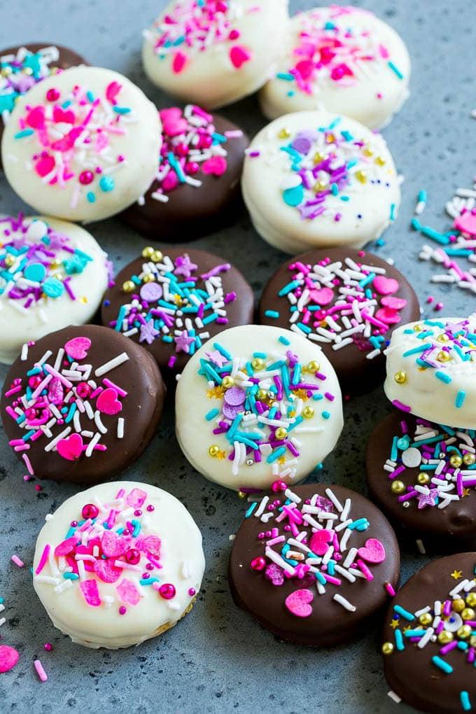 Schoko-Oreos Rezept | Oreo Kekse | Schokoladenüberzogene Oreos #oreo #kekse #schokolade #streusel #dessert #ahurt Rosa und lila Streuseln verzierte Schoko-Oreos.