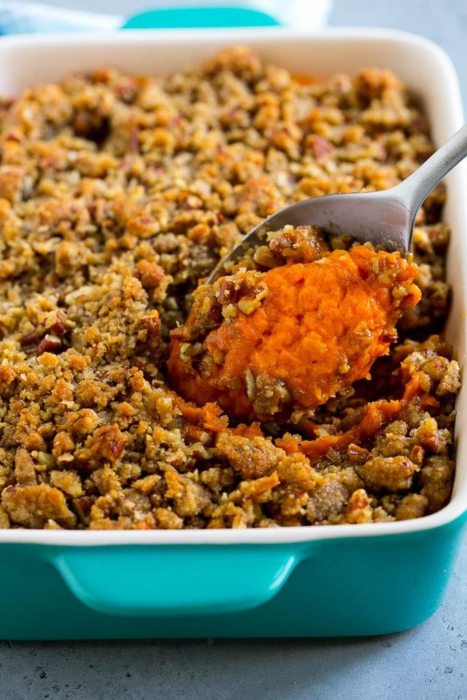 Ruth's Chris Süßkartoffelauflauf Rezept | Süßkartoffelauflauf | Pürierte Süßkartoffeln #süßkartoffeln #auflauf #thanksgiving #weihnachten #feiertage #abendessen #ahurt #beilage Ruth's Chris Süßkartoffelauflauf mit einem Servierlöffel darin.