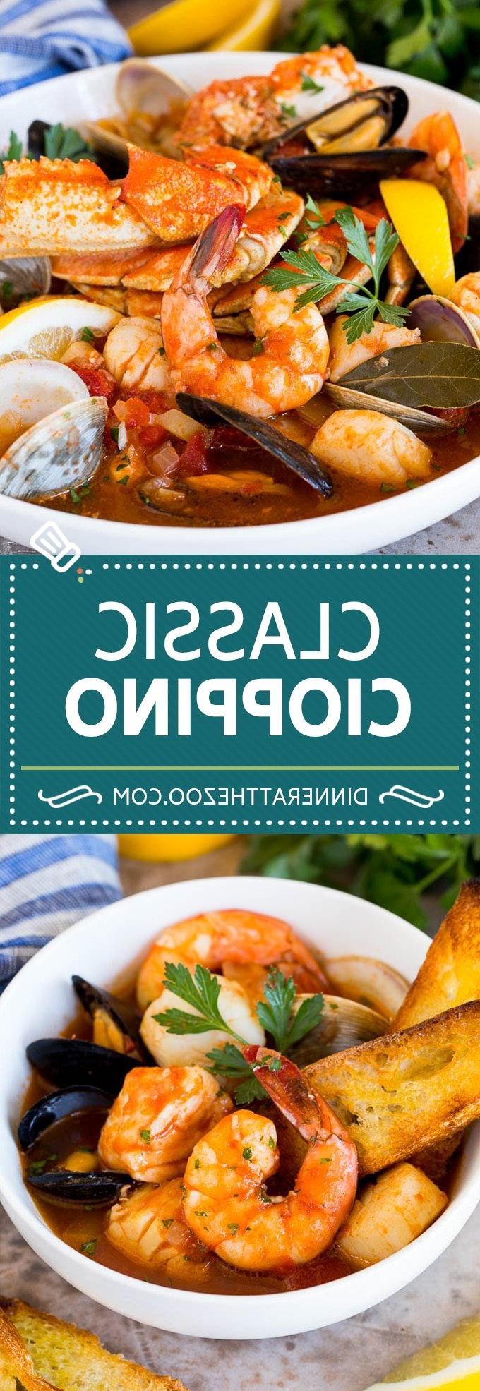 Dieses Cioppino ist ein appetitlicher Meeresfrüchte-Eintopf mit Fisch, Krabben, Garnelen und Muscheln in einer Tomatenbasis. Ein köstliches Cioppino, ein herzhafter Meeresfrüchte-Eintopf mit Fisch, Krabben, Garnelen und Muscheln in einer reichen Tomatenbrühe, servierfertig.