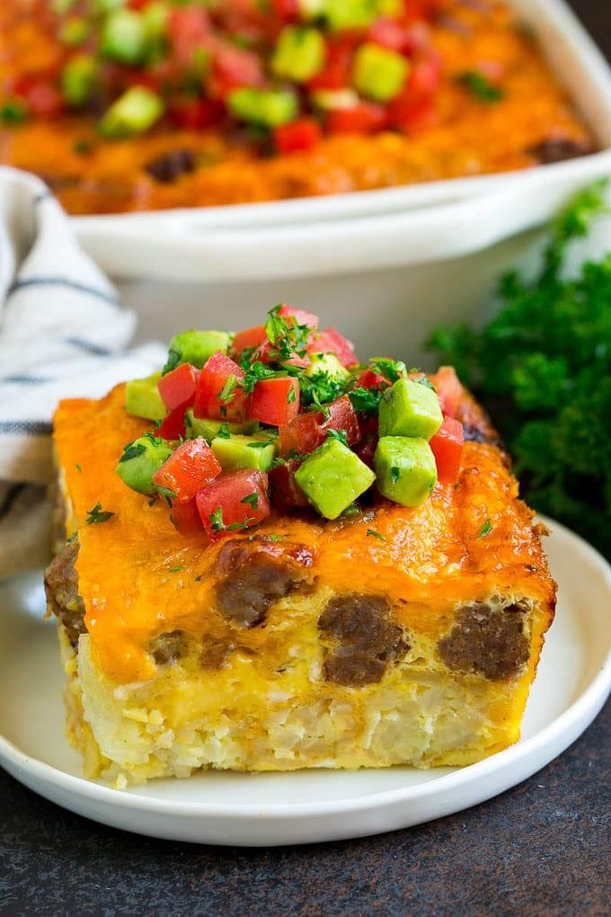 Wurst-Ei-Auflauf Rezept | Ei-Auflauf #Eier #Wurst #Kartoffel #Käse #Auflauf #Frühstück #Brunch #ahurt Ein Stück Wurst-Ei-Auflauf mit frischen Tomaten garniert.