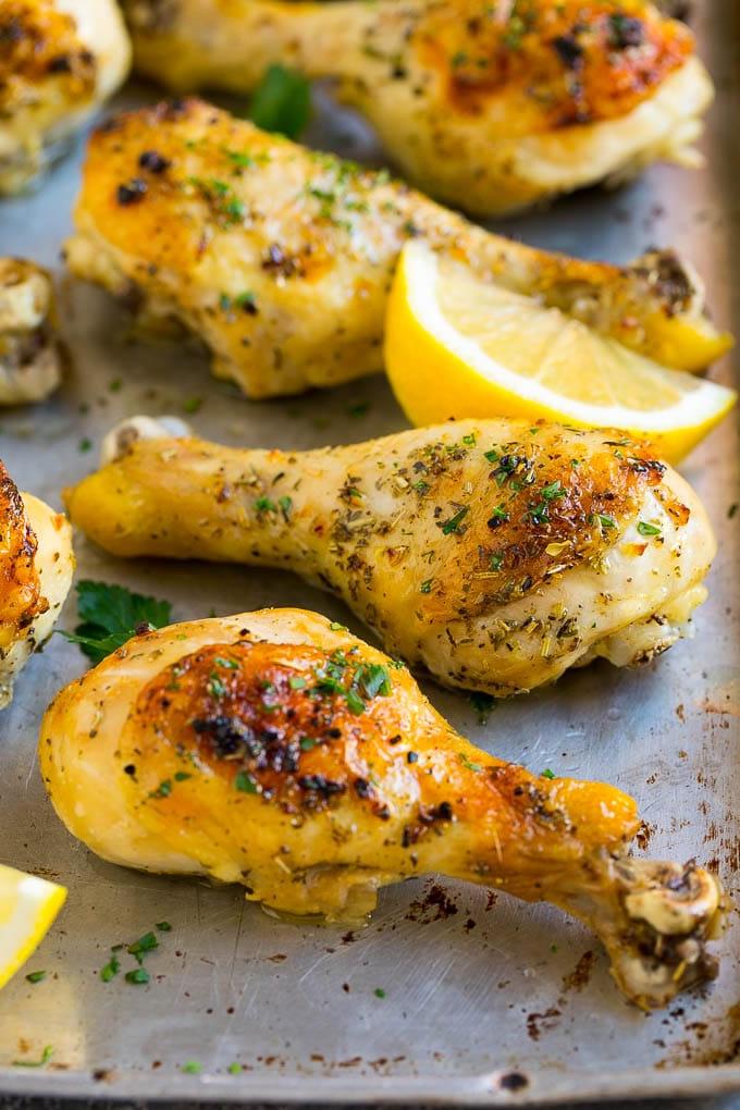 Rezept für Gebackene Hähnchenschenkel | Gebratene Hähnchenschenkel | Knoblauch-Kräuter-Hähnchen #abendessen #hähnchen #knoblauch #glutenfrei #lowcarb #keto #cleaneating #ahurt Knusprige gebackene Hähnchenschenkel mit Knoblauch und Kräutern, garniert mit Zitronenspalten und frischer Petersilie.