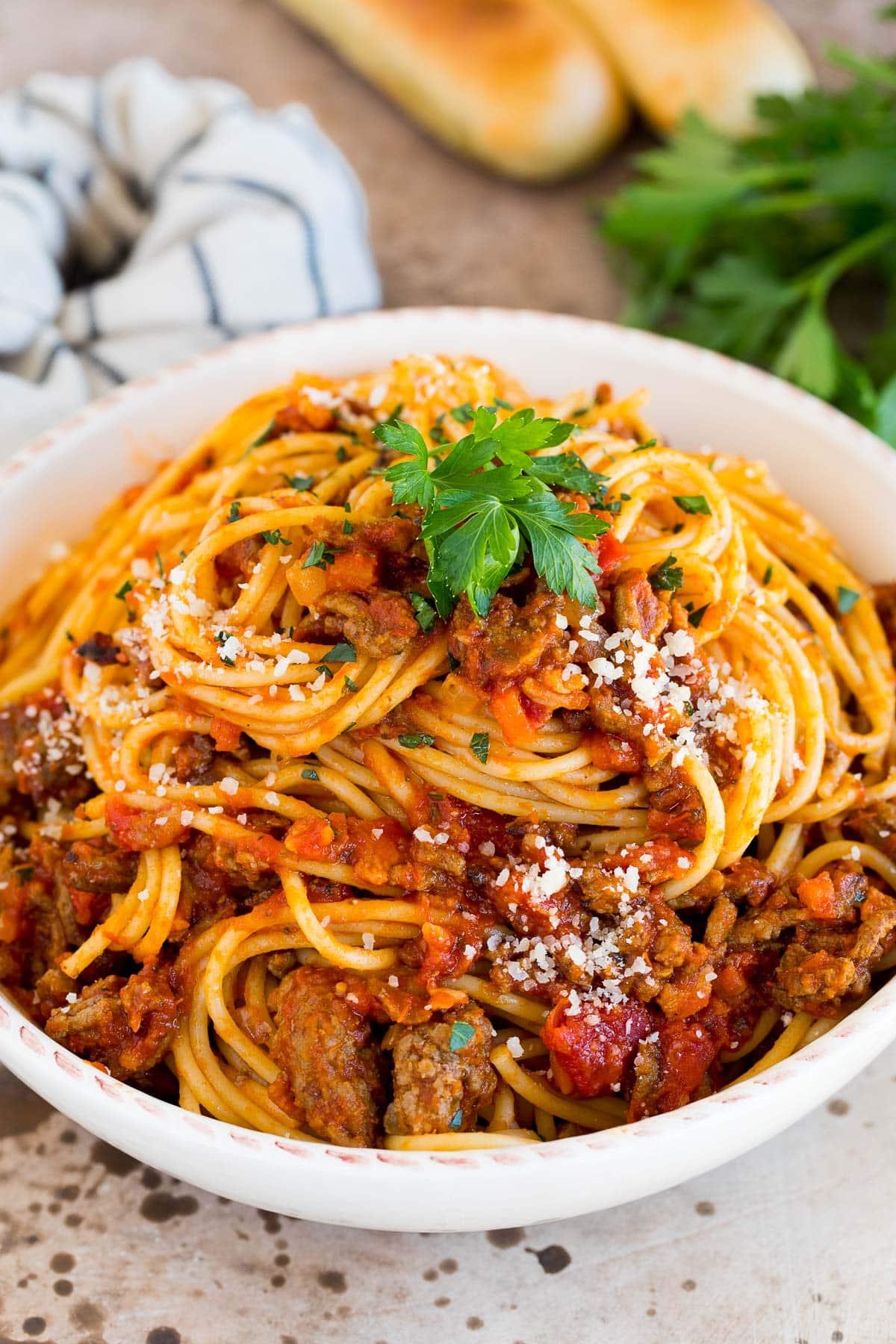 Schongarer-Bolognesesoße 2 Slow Cooker Bolognese Sauce serviert mit Spaghetti.