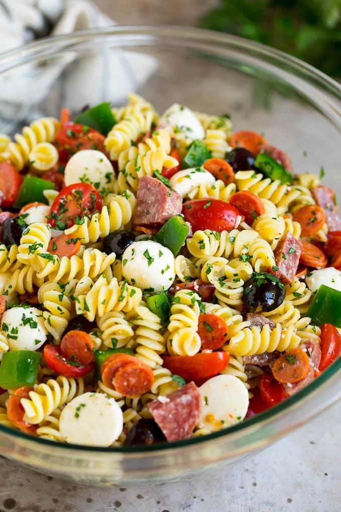 Italienischer Nudelsalat | Nudelsalat Rezept #Nudeln #Salat #Nudelsalat #Peperoni #Salami #Oliven #Käse #Beilage #Abendessen Italienischer Nudelsalat mit Rotini-Nudeln, Salami und Peperoni.