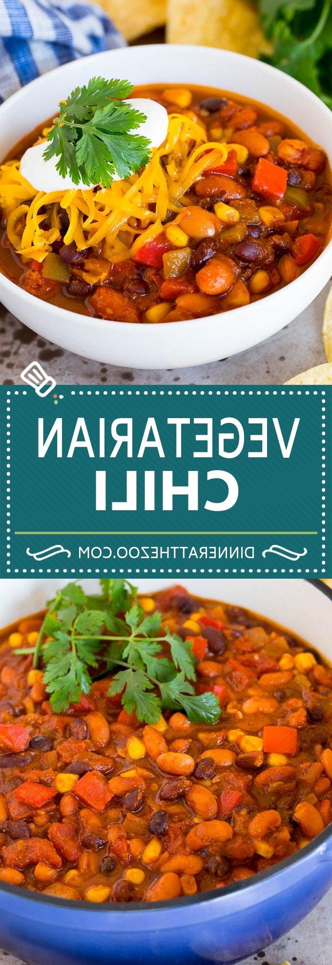 Herzhaftes vegetarisches Chili mit bunten Gemüsesorten und Bohnen, gekocht zu einer reichhaltigen Mahlzeit. Dieses vegetarische Chili ist eine bunte Mischung aus frischem Gemüse, zwei Bohnensorten und saftigen Tomaten.