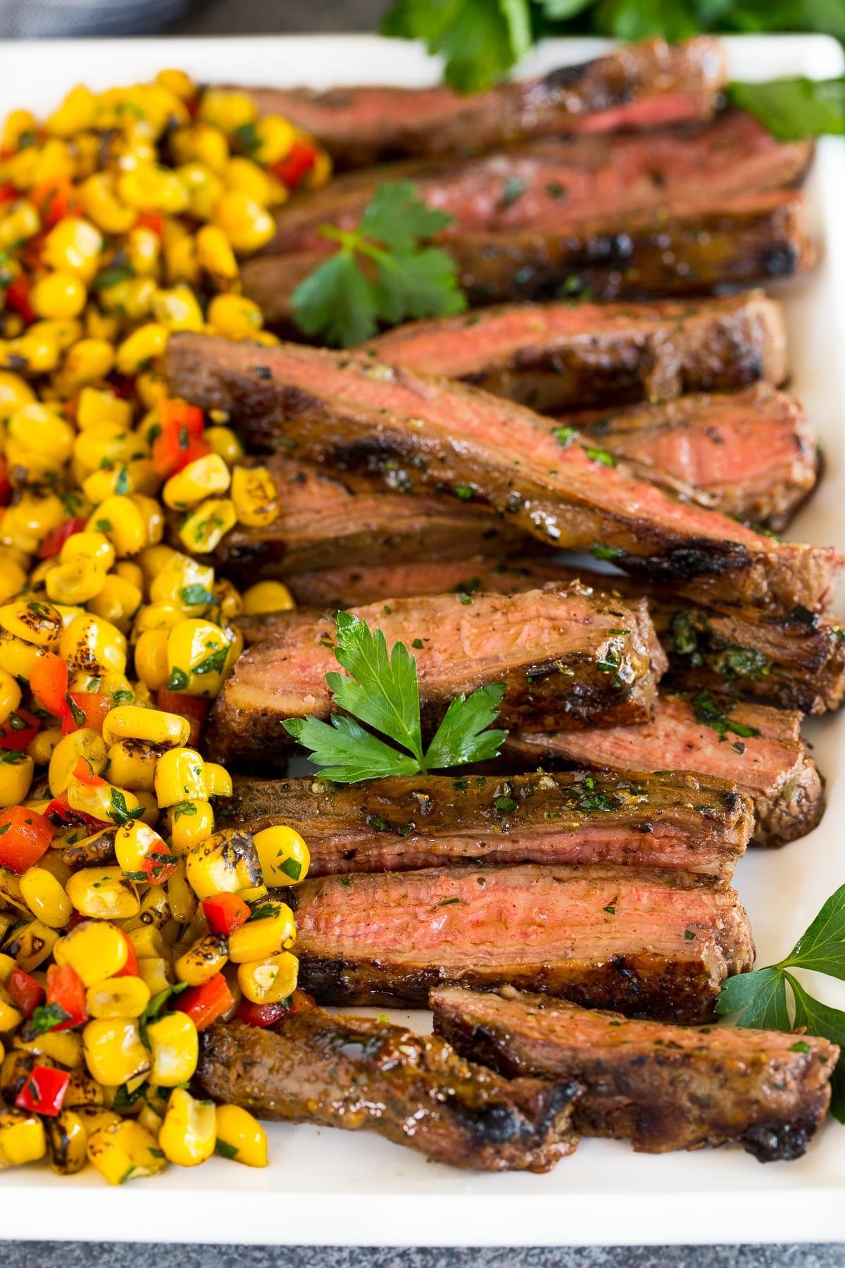 Gegrilltes Flanksteak 2 Geschnittenes gegrilltes Flanksteak auf einer Platte.