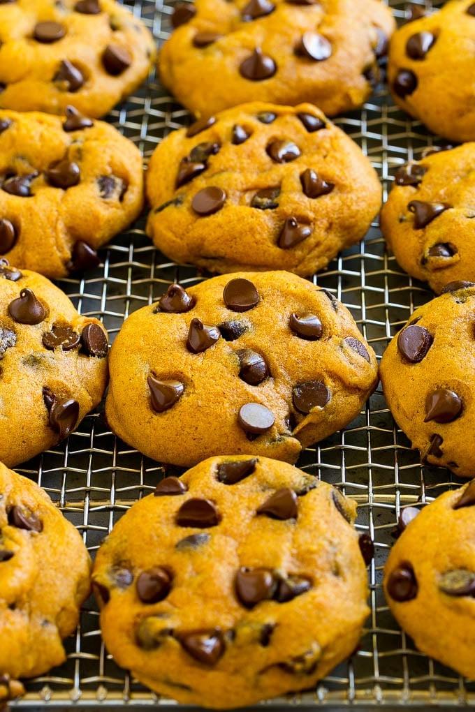 Kürbis-Schoko-Cookies Rezept | Kürbiskekse | Kürbis-Schokoladenkekse #kürbis #kekse #schokolade #backen #herbst #ahurt #dessert Ein Stapel Kürbis-Schoko-Cookies auf einem Kühlgitter.