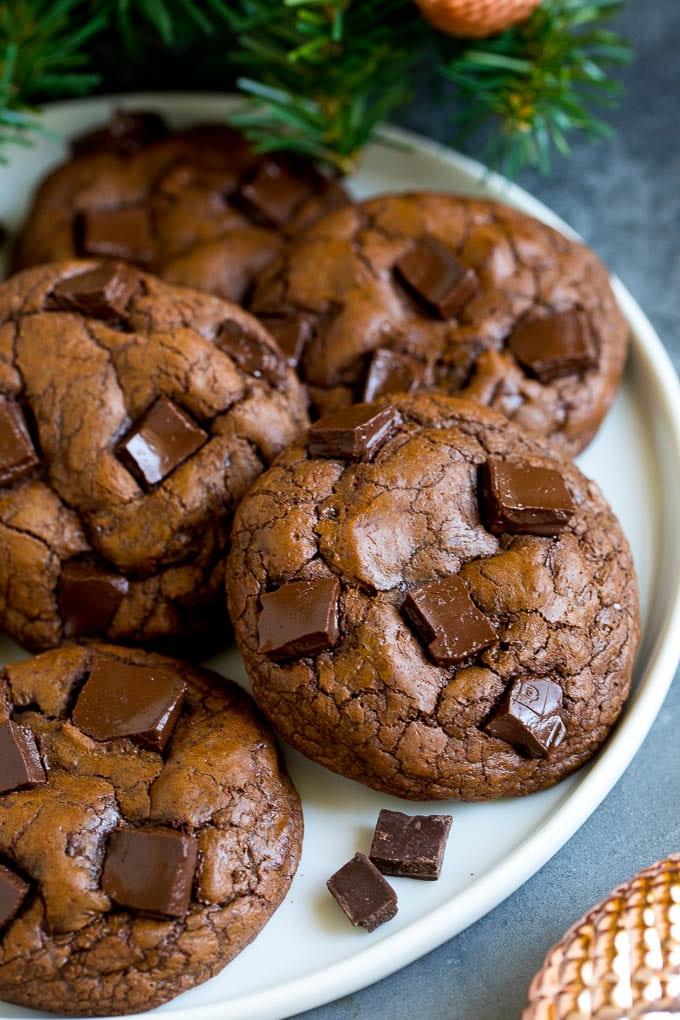 Brownie Cookies Rezept | Schokoladenkekse #kekse #brownies #schokolade #dessert #backen #abendessenimzoo Servierplatte voller fudgy Brownie Cookies, garniert mit Schokostückchen.