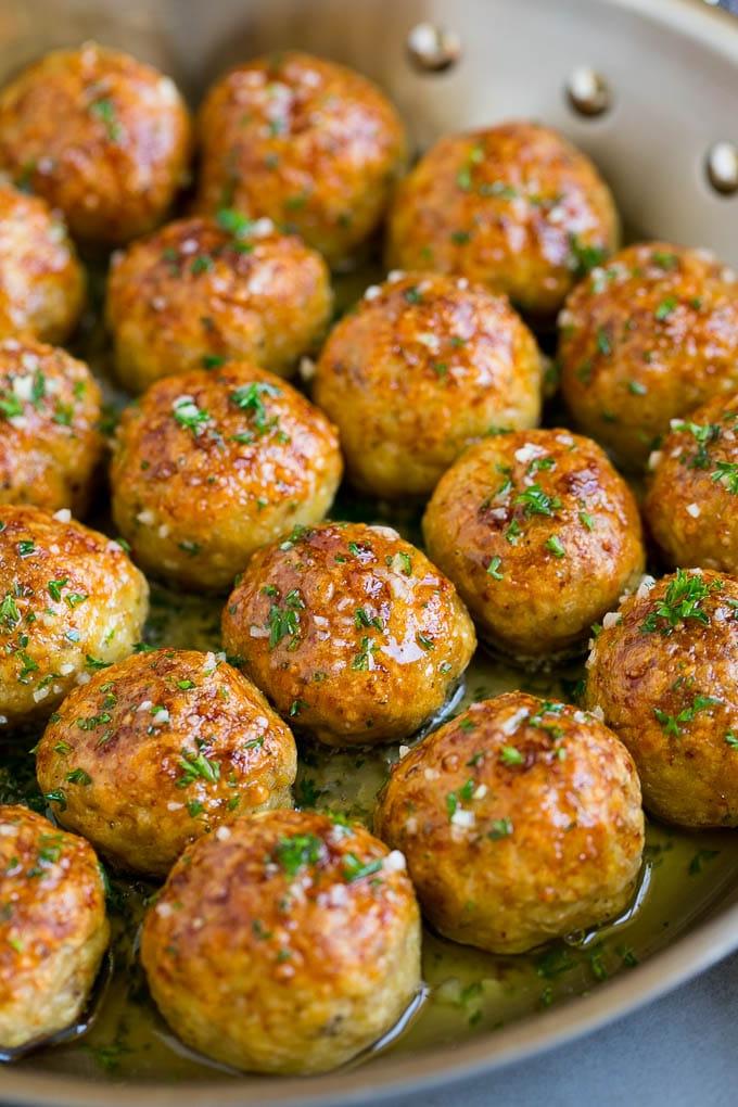 Rezept für Hähnchenfrikadellen | Gebackene Fleischbällchen #hähnchen #fleischbällchen #abendessen #abendessenimzoo #wohlfühlessen Hähnchenfrikadellen in einer Pfanne mit Knoblauchbutter.