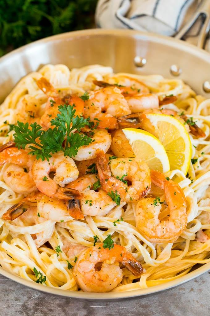 Sahnige Garnelen-Linguine 2 Eine Pfanne voller Garnelen-Linguine, garniert mit Zitrone und Petersilie.