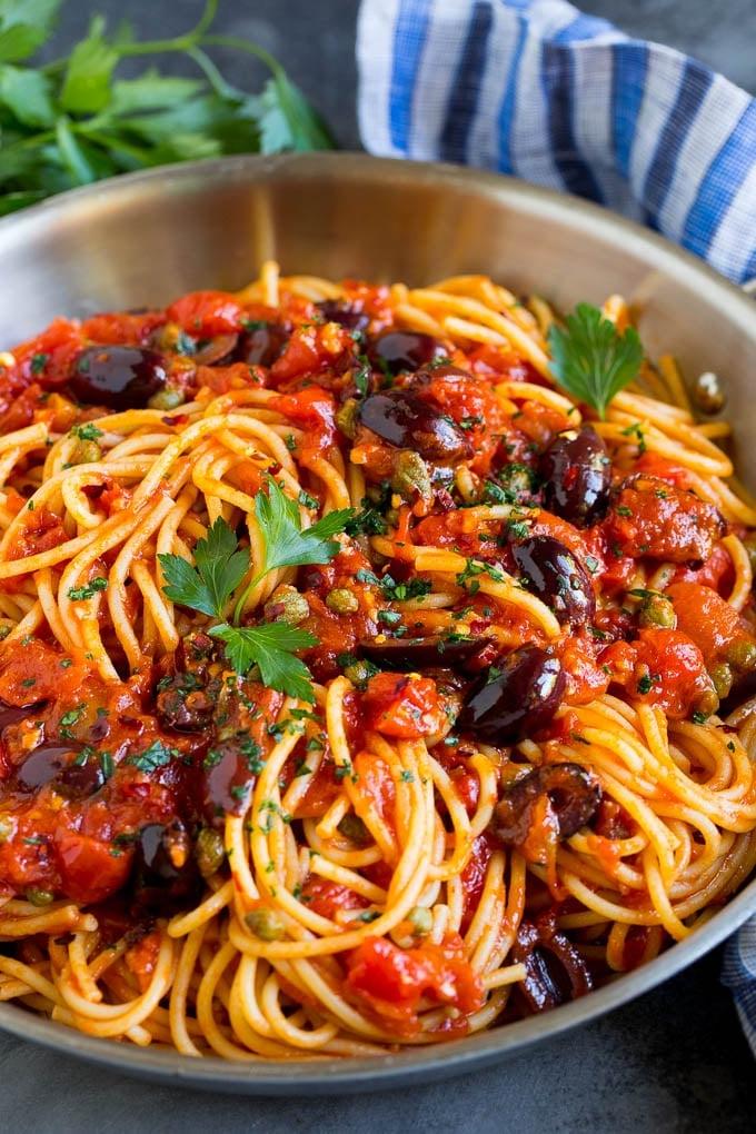 Pasta Puttanesca mit Oliven und Kapern in Tomatensauce.