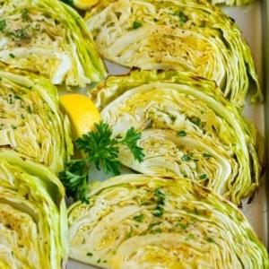 Gerösteter Kohl auf einem Blech, belegt mit frischer Petersilie.