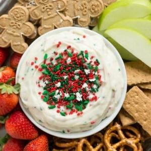 Dieser Christmas Cookie Dough Dip hat eine fluffige und cremige Basis, die mit vielen Weihnachtsstreuseln durchzogen ist und mit Früchten und Keksen zum Dippen serviert wird. Die Zubereitung dauert nur 5 Minuten! #HolidayWithChobani Anzeige