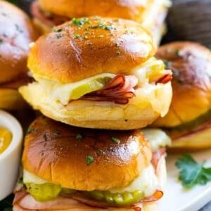 18 Schinkenreste-Rezepte 11 Ein Stapel Cuban Sliders, gefüllt mit Schinken, Käse und Gewürzgurken.