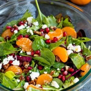 Weihnachtssalat mit Orangen, Granatapfel und kandierten Pekannüssen.