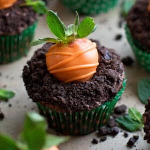 Ein Bild eines Karottenbeet-Cupcakes.