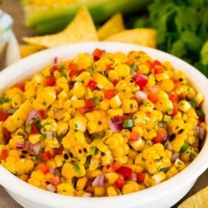 Eine Schale Mais-Salsa, umgeben von Tortilla-Chips.