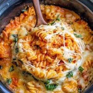 14 Slow Cooker Nudelrezepte 13 Ein Bild von Pizza Pasta in einem Crock Pot.