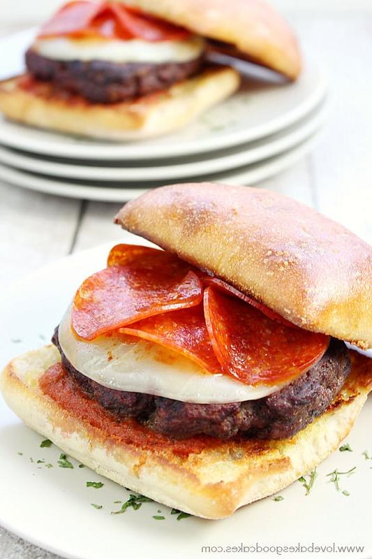 Köstlicher italienischer Peperoni-Burger