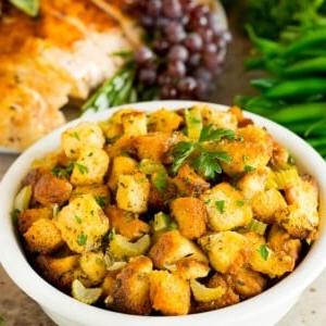Eine Schüssel Slow Cooker Füllung, belegt mit frischen Kräutern.