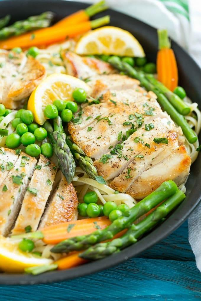 Hähnchen Primavera mit frischem Gemüse – Leichte Küche