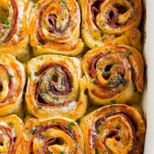 18 Schinkenreste-Rezepte 16 Schinken-Käse-Schnecken sind ein einfacher, herzhafter Party-Snack.