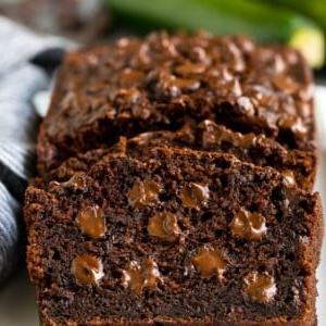 Aufgeschnittenes Schokoladen-Zucchini-Brot, gefüllt mit geschmolzener Schokolade.