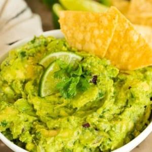 Eine Schale Chipotle Guacamole mit Chips.