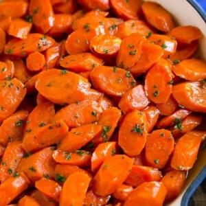 Eine Pfanne mit glasierten Karotten mit braunem Zucker und Buttersauce.