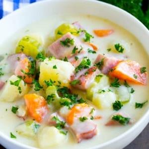 18 Schinkenreste-Rezepte 17 Eine Schüssel Schinken-Kartoffel-Suppe, reich an Gemüse in einer cremigen Brühe.