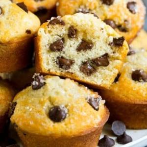 Ein Querschnitt eines aufgeschnittenen Schokochip-Muffins.