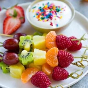 Dieses Rezept für Frucht-Kebabs ist ein Regenbogen aus Früchten, serviert auf Spießen mit einer Joghurt-Dip-Sauce.