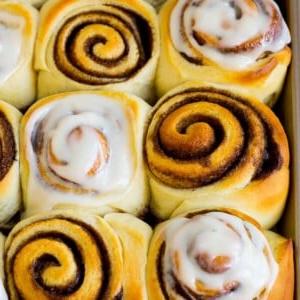 Hausgemachte Zimtschnecken, einige mit Glasur obenauf.