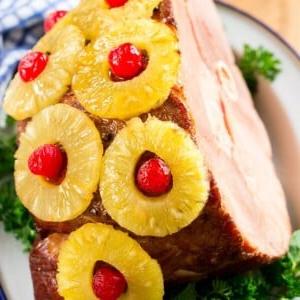 Dieser Schinken mit Ananas und Kirschen ist ein klassisches Rezept mit einer geheimen Zutat, die ihn wirklich auf ein neues Niveau hebt. Der ULTIMATIVE Festtagsschinken!