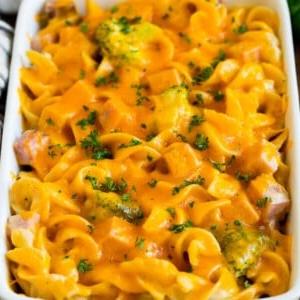 18 Schinkenreste-Rezepte 19 Schinkenauflauf mit Eiernudeln und Brokkoli, belegt mit geschmolzenem Käse.