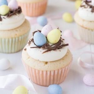 Ein Bild von weißen Schokoladen-Ostereier-Cupcakes.