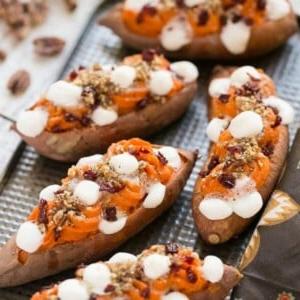 Diese gefüllten zweimal gebackenen Süßkartoffeln sind hoch mit Pekannuss-Braunem-Zucker-Streuseln, Marshmallows und getrockneten Cranberries belegt. Sie können sie im Voraus zubereiten und kurz vor Ihrem Festtagsessen in den Ofen schieben!