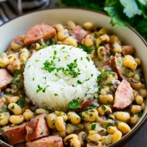 18 Schinkenreste-Rezepte 20 Diese Slow Cooker Black Eyed Peas sind gefüllt mit Schinken, Wurst und Gemüse. Das perfekte Crock Pot-Gericht, um das neue Jahr richtig zu beginnen!