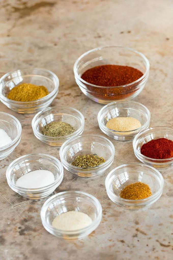 Fajita Gewürzmischung Rezept 3 Einzelne Gewürze für die Fajita-Mischung auf einer Oberfläche