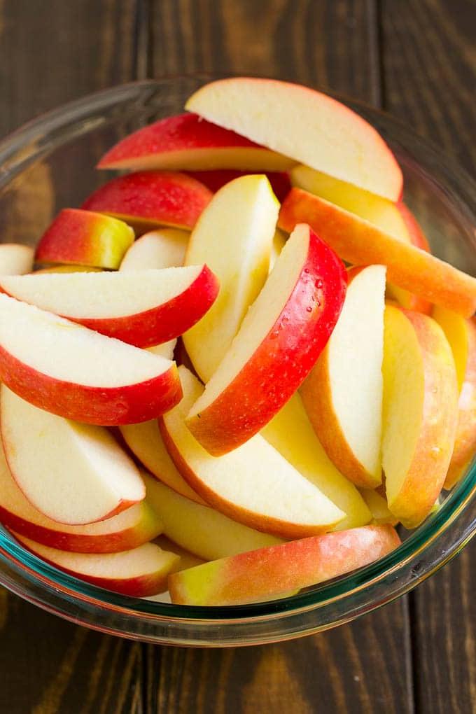 Rezept für Gebratene Äpfel | Sautierte Äpfel | Zimt-Zucker-Äpfel | Eine Süße Beilage oder Dessert für den Herbst Geschnittene Äpfel in einer Rührschüssel.