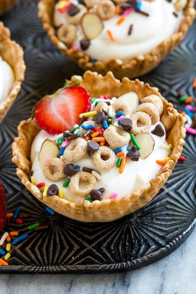 Frühstücks-Sundaes mit Joghurt, Obst und Müsli.