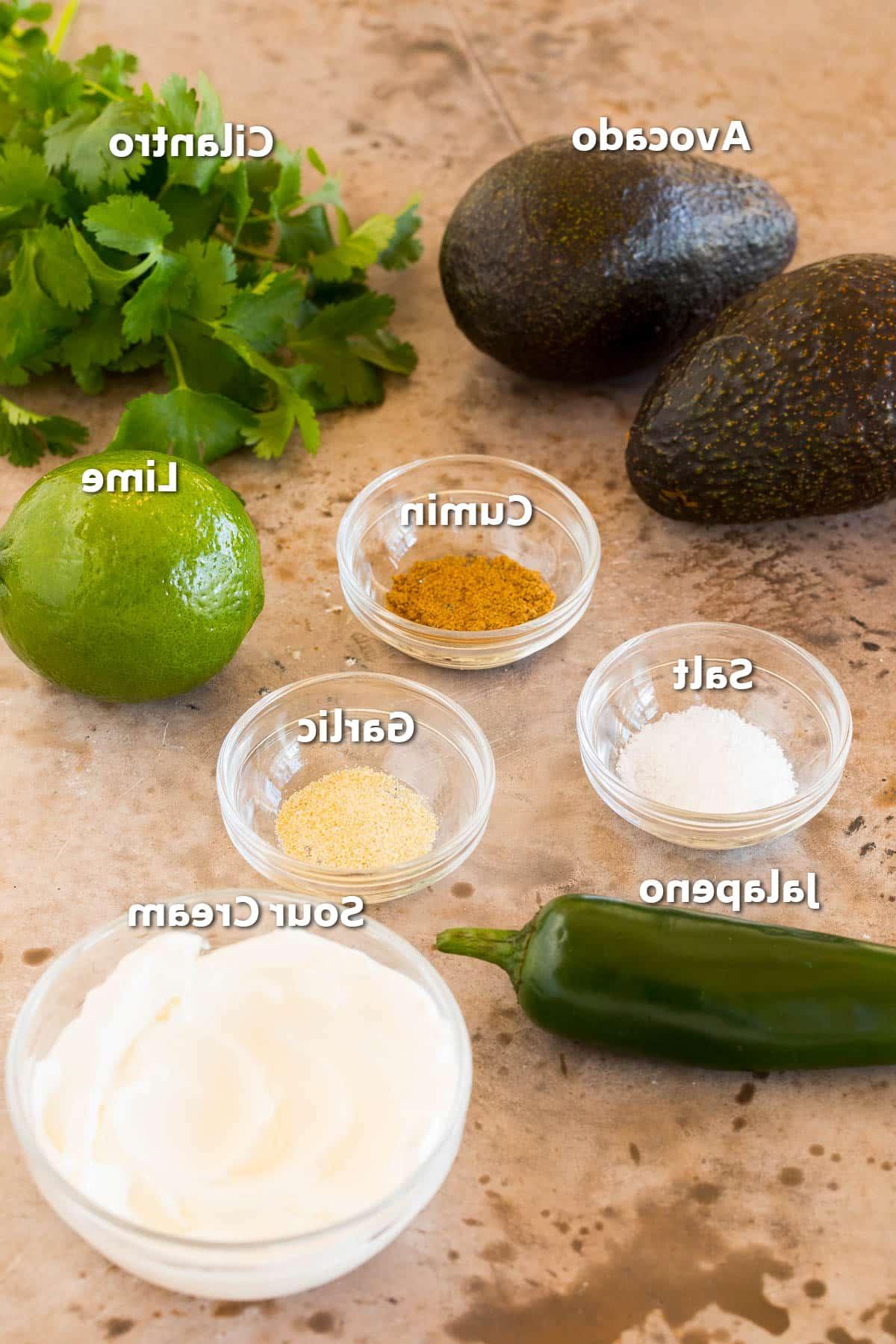 Zutaten wie Avocado, Sauerrahm, Jalapeño und Koriander.