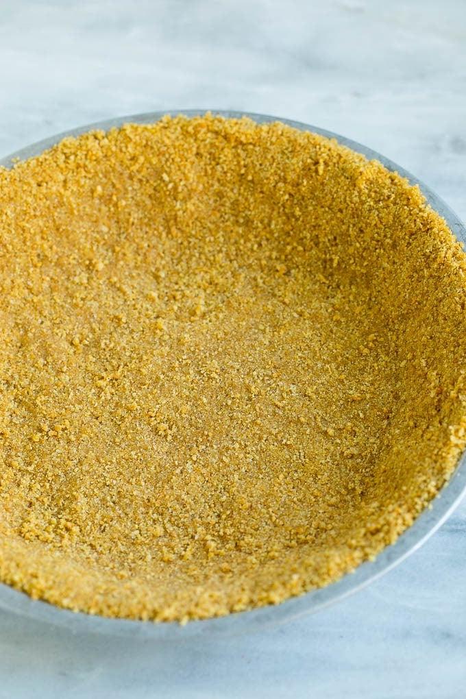 No-Bake Erdbeerkuchen Rezept | Frischer Erdbeerkuchen | Erdbeerkuchen Rezept | No-Bake Kuchen Rezept #erdbeere #erdbeerkuchen #ohnebacken #nobakekuchen #dessert #ahurt Ein selbstgemachter Graham Cracker Kuchenboden.